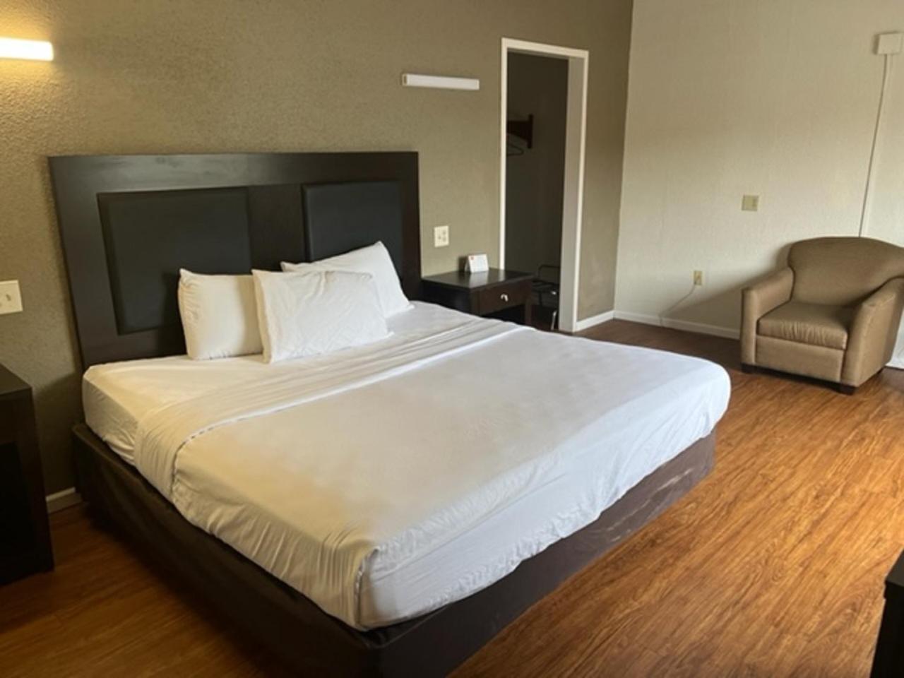Posh Inn & Suites Wisconsin Rapids Room photo